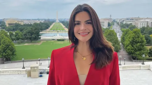 مؤثّرة أمريكية معادية للإسلام، Valentina Gomez، تظهر مبتسمة في صورة أمام معالم واشنطن، بعد منعها من دخول بريطانيا.