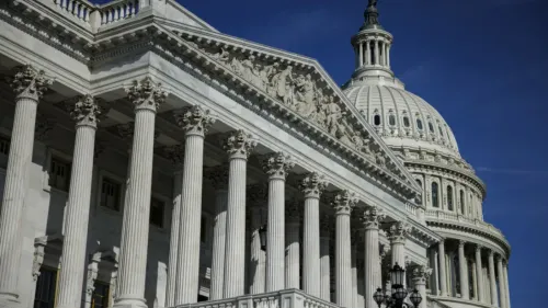 مبنى الكابيتول الأمريكي مع أعمدة معمارية بارزة، يمثل مركز السلطة التشريعية في الولايات المتحدة، وسط توترات سياسية متزايدة حول المساعدات العسكرية لإسرائيل.