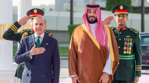 ولي العهد السعودي محمد بن سلمان ورئيس وزراء باكستان يشهدان مراسم عسكرية ضمن اتفاقية مكة للدفاع المشترك لتعزيز الأمن الإقليمي.