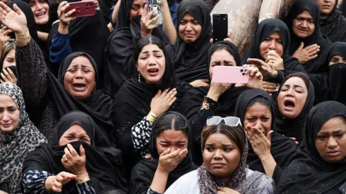 نساء يرتدين الحجاب الأسود ويعبرن عن حزنهن الشديد خلال مراسم تأبين ضحايا الإرهاب الإيراني، مما يعكس الألم والمعاناة الناتجة عن الصراعات.