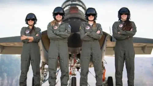 أربع طيارين إسرائيليات يرتدين ملابس الطيران، يقفن أمام طائرة حربية، في صورة تعكس دور النساء في العمليات العسكرية.