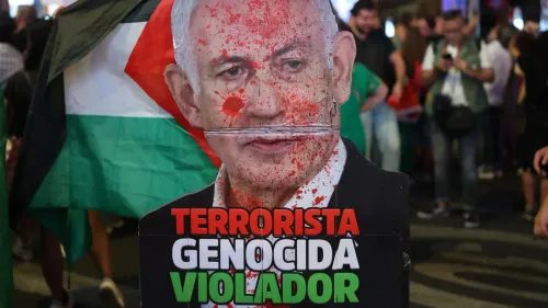 لافتة تحمل صورة لرئيس الوزراء الإسرائيلي بنيامين نتنياهو، مغطاة بالدماء الاصطناعية، مكتوب عليها "إرهابي، مجرم، منتهك".