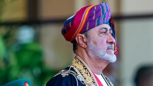 صورة لرجل يرتدي زيًا تقليديًا عمانيًا، يظهر ملامح الجدية والاهتمام، في سياق مناقشات حول الأزمة اليمنية وتأثيرها على عُمان.