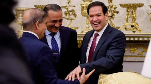 اجتماع ثلاثي بين مسؤولين باكستانيين وأمريكيين، حيث يظهرون الابتسامة والتفاعل الإيجابي، في سياق جهود باكستان كوسيط في المفاوضات بين الولايات المتحدة وإيران.