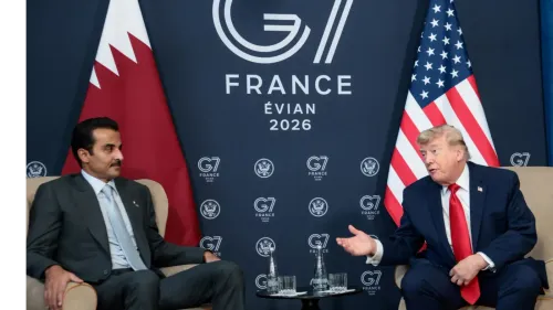 اجتماع بين أمير قطر والرئيس الأمريكي في قمة مجموعة السبع في فرنسا، حيث يتناولان قضايا دبلوماسية هامة.