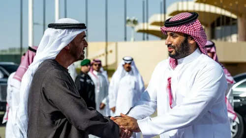 لقاء بين ولي العهد السعودي محمد بن سلمان ورئيس الإمارات محمد بن زايد، يعكس التوتر المتزايد بين البلدين في ظل قضايا إقليمية.