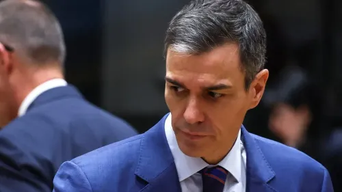 رئيس الوزراء الإسباني بيدرو سانشيز يتحدث بجدية، مع التركيز على موقف إسبانيا الرافض للحرب في إيران وتأثيرها على السياسة الداخلية.