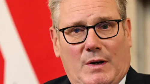 صورة مقربة لكير ستارمر، زعيم حزب العمال البريطاني، يظهر فيها تعبيره الجدي وسط خلفية حمراء، تعكس الضغوط السياسية الناتجة عن فضيحة إبشتاين.