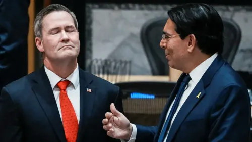 لقاء بين مسؤولين حكوميين، حيث يظهر أحدهم بملابس رسمية مع ربطة عنق حمراء، والآخر يرتدي بدلة زرقاء، في سياق مناقشات حول الوضع في غزة.