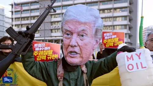 شخص يرتدي قناعًا كبيرًا لرئيس ترامب ويحمل سلاحًا، مع لافتة مكتوب عليها "نفطي"، في سياق احتجاجات ضد سياساته.