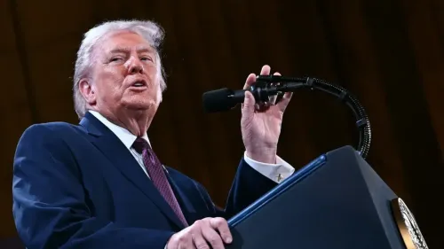 ترامب يتحدث في مؤتمر، مع التركيز على تهديداته لإيران ودعواته للتفاوض حول اتفاق نووي جديد.