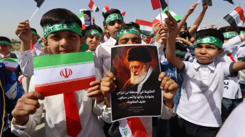 أطفال يحملون أعلام إيران وصورًا للمرشد الأعلى، يعبرون عن دعمهم للمقاومة في تظاهرة حاشدة.