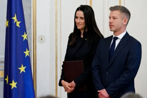 وزيرة الخارجية المجرية أنيتا أوربان وسفير روسيا يفغيني ستانيسلافوف أثناء استدعائهما لمناقشة الهجمات الروسية على ترانسكارباتيا.