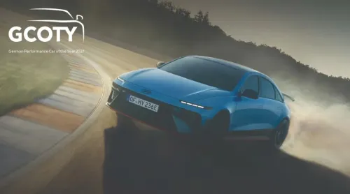 سيارة هيونداي IONIQ 6 N الكهربائية الزرقاء تتفوق في الأداء على مضمار سباق، حاصدة جائزة سيارة الأداء الألمانية لعام 2027.
