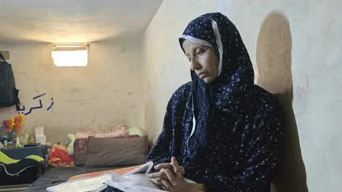 امرأة فلسطينية مريضة بالسرطان تجلس في ملجأ للنازحين جنوب غزة تعاني من نقص أدوية العلاج الكيماوي بسبب الحصار المستمر.