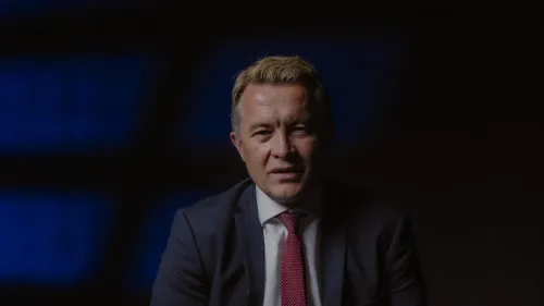 نائب وزير الخارجية النرويجي Andreas Kravik يتحدث عن أهمية احترام الإجراءات في المحكمة الجنائية الدولية وسط قلق بشأن مستقبل المدّعي العام Karim Khan.