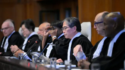 جلسة لمحكمة العدل الدولية حيث يناقش القضاة قضايا تتعلق بالإبادة الجماعية، مع التركيز على تدخلات دول مثل أيسلندا وهولندا.