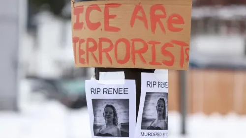 لافتة مكتوبة عليها "ICE هم إرهابيون" مع صور لامرأة تدعى رينيه نيكول جود، تعبر عن الغضب بعد مقتلها على يد عملاء الهجرة.