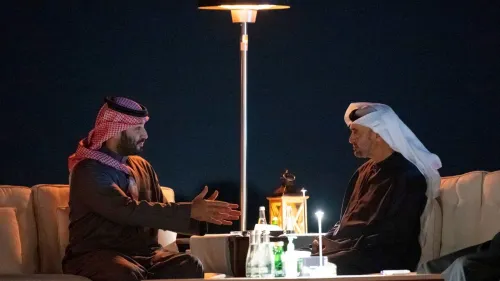 لقاء بين ولي العهد السعودي محمد بن سلمان ورئيس الإمارات محمد بن زايد، يتبادلان الحديث في أجواء هادئة، مع إضاءة خافتة.