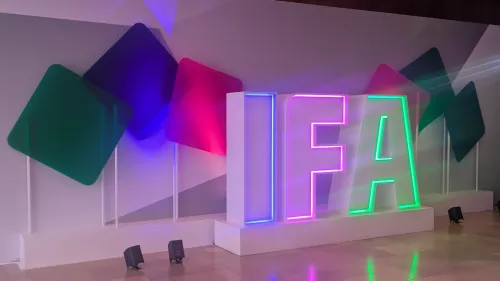 شعار معرض IFA مضاء بألوان زاهية في قاعة برلين، يعكس تركيز المعرض على التكنولوجيا الحديثة والاستدامة البيئية.