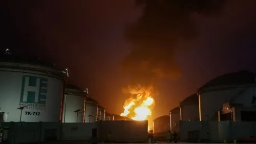 حريق ضخم في منشأة نفطية بالخليج، مع تصاعد الدخان. يعكس تأثير الحرب على إنتاج النفط وأسعار الطاقة العالمية.