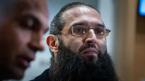 إلياس دامزالين، عضو مؤسس في منظمة "أورجينس فلسطين"، خلال محاكمته في فرنسا بتهمة التحريض على الكراهية والعنف.