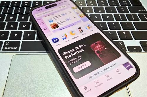 هاتف آيفون 18 برو معروض على تطبيق توصيل سريع في الهند، يعكس تجربة بيع الهواتف الذكية عبر منصات التوصيل الفوري.