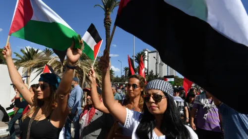 متظاهرون في تونس يرفعون الأعلام الفلسطينية خلال احتجاجات دعم غزة وسط أجواء سياسية واقتصادية متوترة في البلاد.