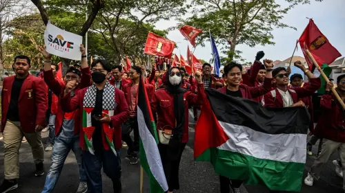 محتجون إندونيسيون يرفعون الأعلام الفلسطينية ولافتات تطالب بالعدالة في جاكرتا، معبرين عن دعمهم للقضية الفلسطينية.