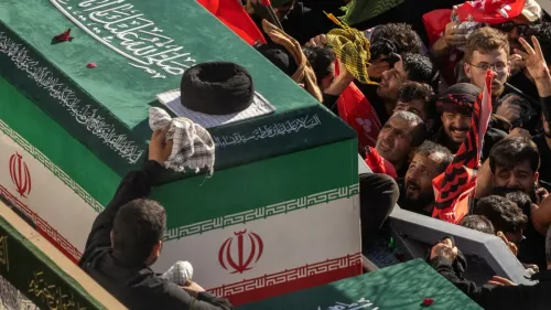 جنازة آية الله علي خامنئي في مشهد بإيران مع حضور حشود كبيرة ونعش مغطى بعلم إيران وأغطية دينية، تعبير عن التشييع الرسمي.
