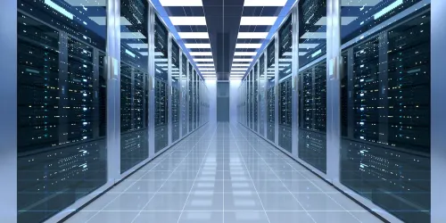 ممر داخلي في مركز بيانات حديث يعكس تطور أتمتة مراكز بيانات Meta واستخدام الروبوتات في صيانة وتشغيل الخوادم.