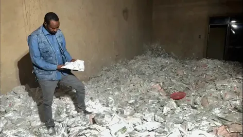 رجل يقف وسط غرفة مظلمة مملوءة بأكياس مسحوق أبيض، بعضها يحمل علامات تشير إلى منتجات بيطرية غير مخصصة للاستهلاك البشري.