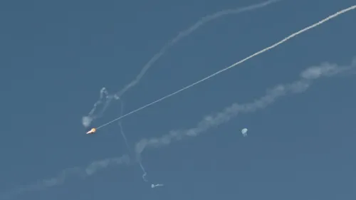 صاروخ اعتراضي يطلق في السماء، مع آثار دخان تشير إلى تصدي الدفاعات الجوية للصواريخ الإيرانية في الخليج.