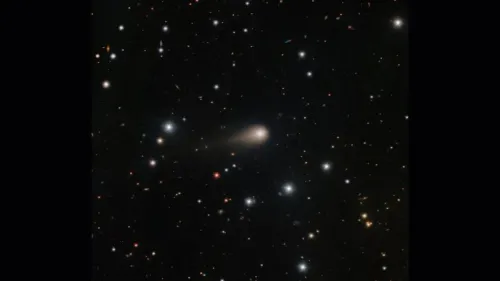 ذيل المذنّب البيني 3I/ATLAS يظهر وسط خلفية من النجوم، مع تركيز على تركيب أيونات النيتروجين والكربون المكتشفة عبر التحليل الطيفي.
