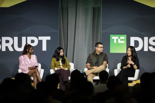 مناقشة مستثمرين في مؤتمر TechCrunch Disrupt حول تحديات جولة التمويل الاستثماري Series A ونصائح للمؤسسين في سوق رأس المال المغامر 2027.
