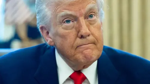 تعبير عن القلق على وجه الرئيس الأمريكي دونالد ترامب خلال اجتماع، مع خلفية توحي بالتوتر في السياسة الخارجية.