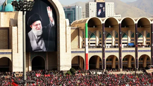 حشود كبيرة في ميدان المصلّى بطهران خلال مراسم وداع المرشد الأعلى السابق علي خامنئي وسط صورته العملاقة على المبنى.