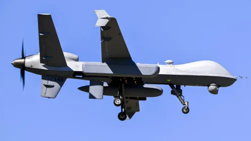 طائرة MQ-9 Reaper الأمريكية، متعددة المهام، تحلق في السماء، تحمل أسلحة متطورة مثل صواريخ Hellfire، في سياق تقرير عن خسائر الطائرات الأمريكية.