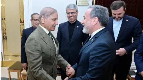 لقاء بين وزير الخارجية الإيراني عباس عراقجي ورئيس الوزراء الباكستاني شهباز شريف، يتبادلان التحيات خلال مناقشات حول إنهاء الحرب.