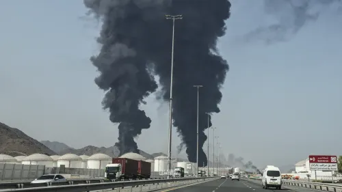 تصاعد أعمدة الدخان الأسود فوق منشآت تخزين النفط في الفجيرة، الإمارات العربية المتحدة، بعد تحذيرات إيرانية بشأن استهداف الموانئ.