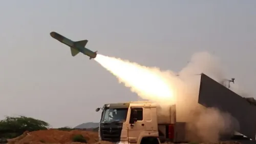 إطلاق صاروخ من منصة متنقلة، يمثل تصعيدًا في الصراع الأمريكي-الإسرائيلي ضد إيران، مع تأثيرات إقليمية واسعة.