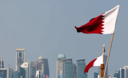 خبر عاجل عن هجوم صاروخي إيراني على قاعدة العديد في قطر، مع تفاصيل عن الانفجارات ونظام الدفاع الجوي.