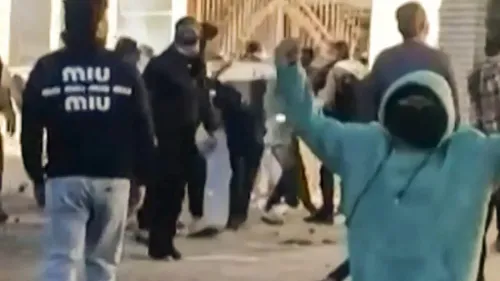 احتجاجات في إيران حيث يظهر متظاهرون في مواجهة قوات الأمن، مع تصاعد التوترات بعد مقتل عدة أشخاص خلال القمع.