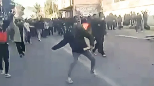 احتجاجات حاشدة في شوارع إيران، حيث يتجمع المتظاهرون، بعضهم يرفعون الأيدي، مع وجود توتر واضح في الأجواء.