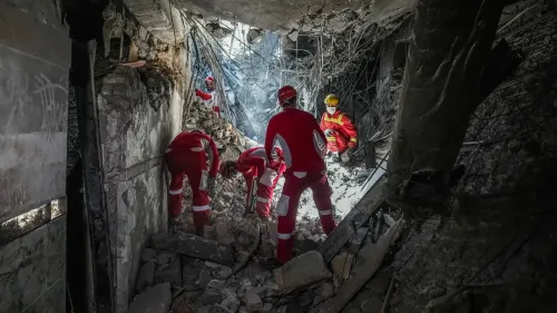 فرق الإنقاذ تعمل في موقع سجن إيفين المدمر بعد الهجوم الإسرائيلي، حيث تم العثور على ضحايا تحت الأنقاض.