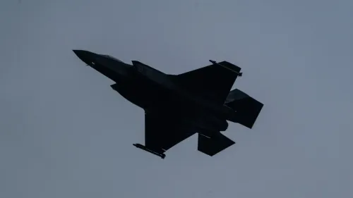 مقاتلة من طراز F-35 تحلق في السماء، في سياق التصعيد العسكري بين إيران والولايات المتحدة.