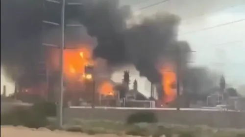 تصاعد الدخان والنيران من منشأة بتروكيماوية، في إشارة إلى هجوم وشيك على البنية التحتية للطاقة في المنطقة.