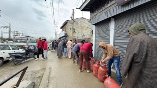 طوابير طويلة من الناس في باكستان ينتظرون لملء أسطوانات الغاز، وسط ارتفاع أسعار الوقود وتأثيره على تكاليف المعيشة.