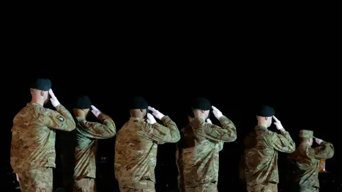 جنود أمريكيون يؤدون التحية العسكرية في قاعدة عسكرية، في سياق التصعيد العسكري مع إيران. الهجوم الأخير أدى لإصابات عديدة.