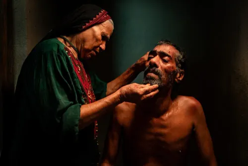مشهد درامي من فيلم "وجبة الظهيرة" يظهر امرأة تعتني برجل في إضاءة خافتة تعكس الواقعية الاجتماعية والإنسانية للفيلم الإيراني الفائز بجائزة بوسان.